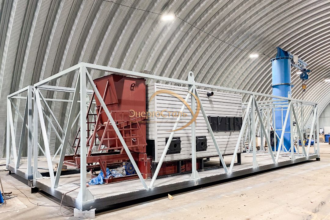 Котёл КВм внутри производственного цеха на этапе сборки блочно-модульной котельной (МКУ).