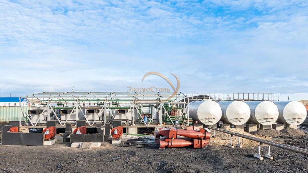 Топливный склад и насосные узлы МКУ-4,64МВт. Видна система подачи топлива, обратки и фильтрации, а также элементы автоматики. Комплекс рассчитан на круглогодичную работу в условиях крайнего севера.