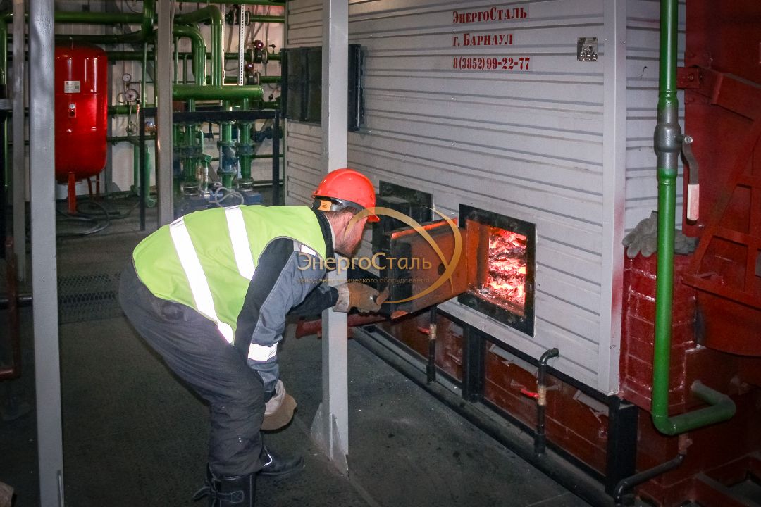 Пуск и растопка водогрейного котла КВр с ручной подачей угля: оператор у топочной двери, цеховая установка.