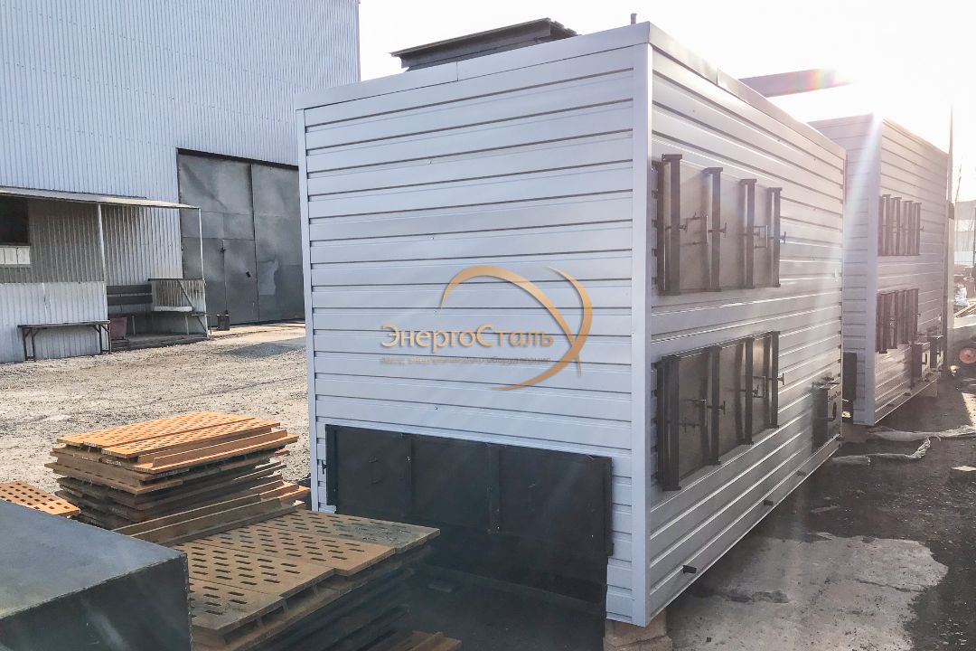 Готовый к отправке безнакипный котёл КВр, патрубки вывода дыма и вентиляции, транспортировочные проушины.