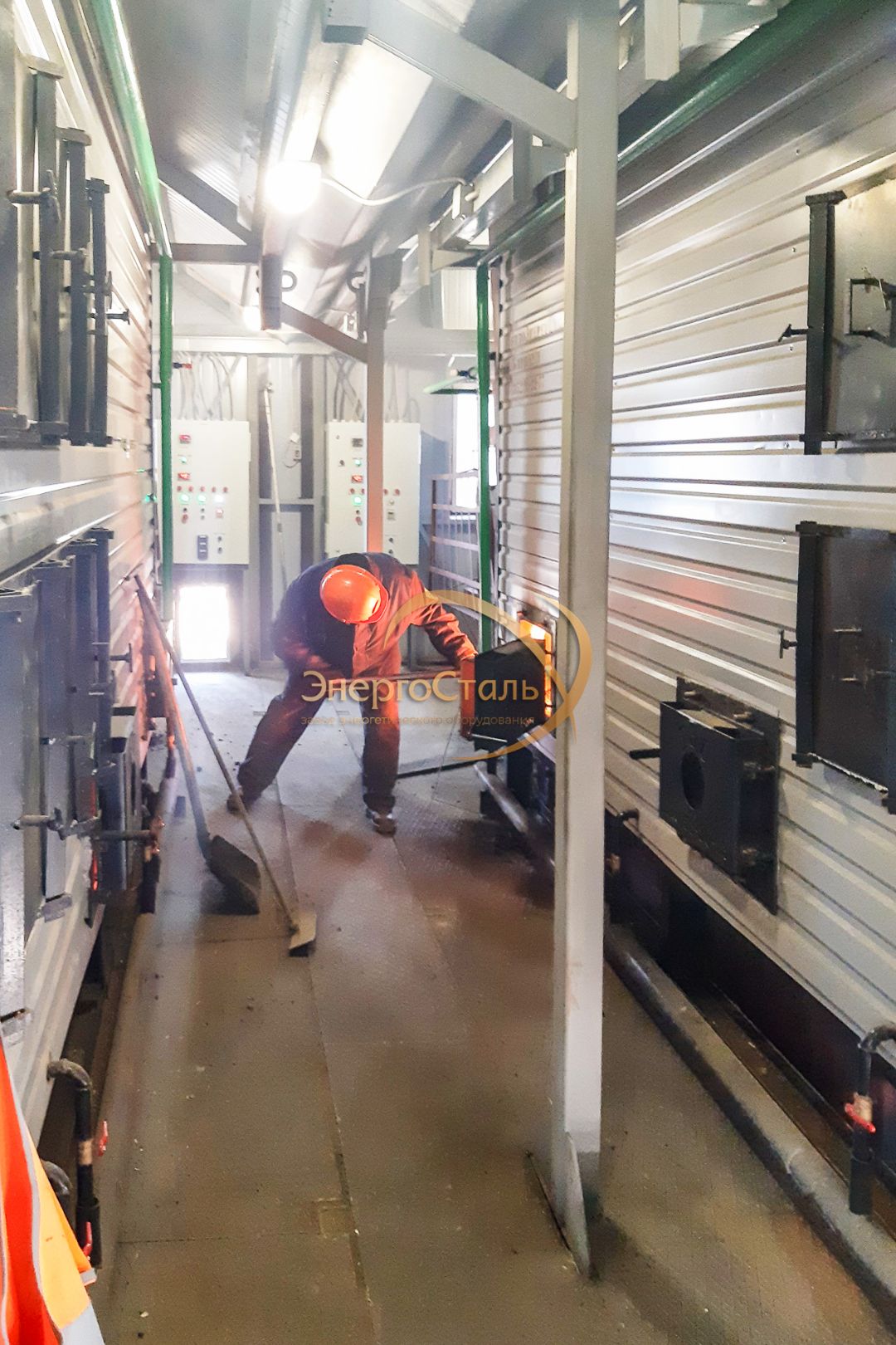 Внутренний проход между котлами: котловые двери, освещение, кабельные трассы и шкафы АСУ ТП. Обслуживание ведётся в плюсовой зоне, что ускоряет регламенты и снижает аварийность зимой.