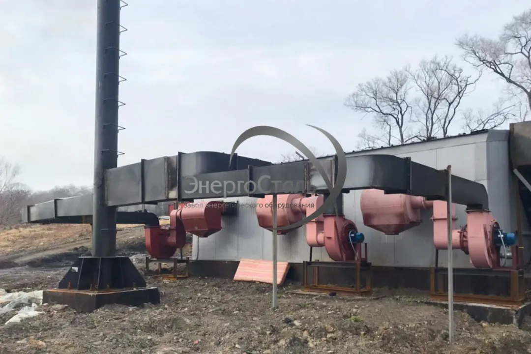 Секции газоходов, мультициклоны/золоуловители и элементы дымовых каналов, подготовленные к монтажу. Заводская окраска и маркировка узлов.