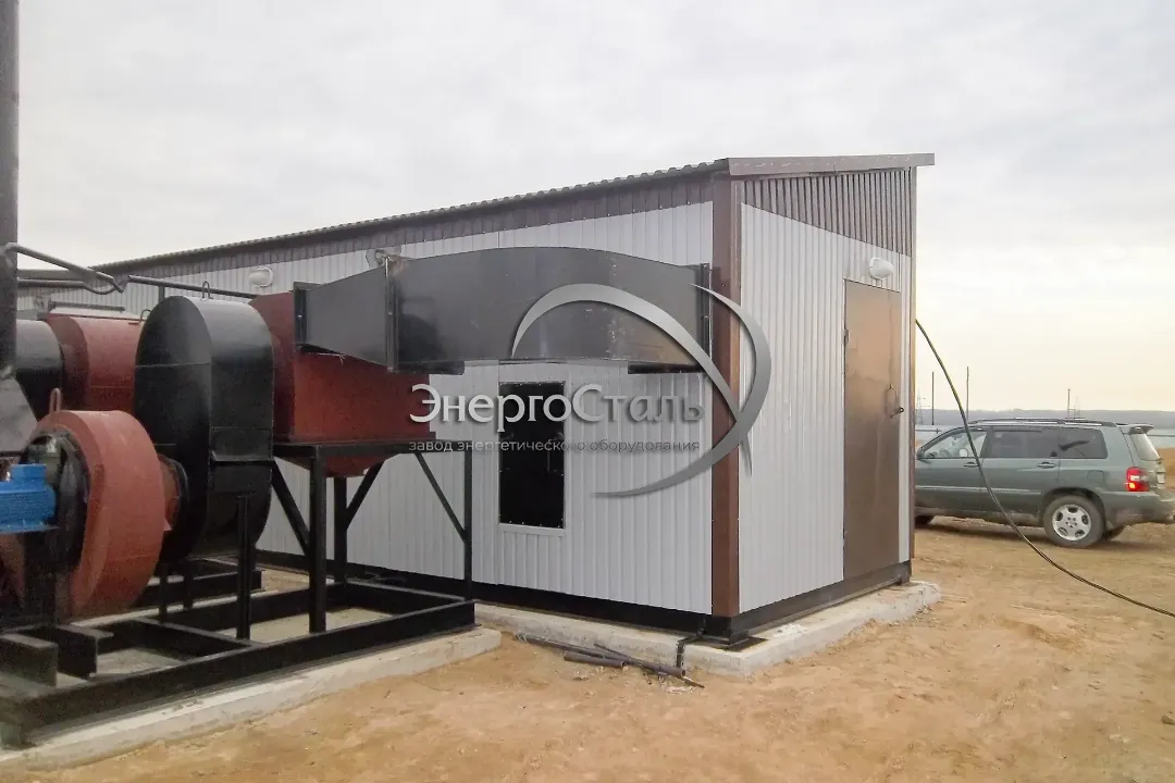 Контейнерное исполнение БМКУ с заводской обвязкой и тёплым контуром. Габариты и узлы рассчитаны под быструю установку на фундамент и аккуратную врезку в сети.