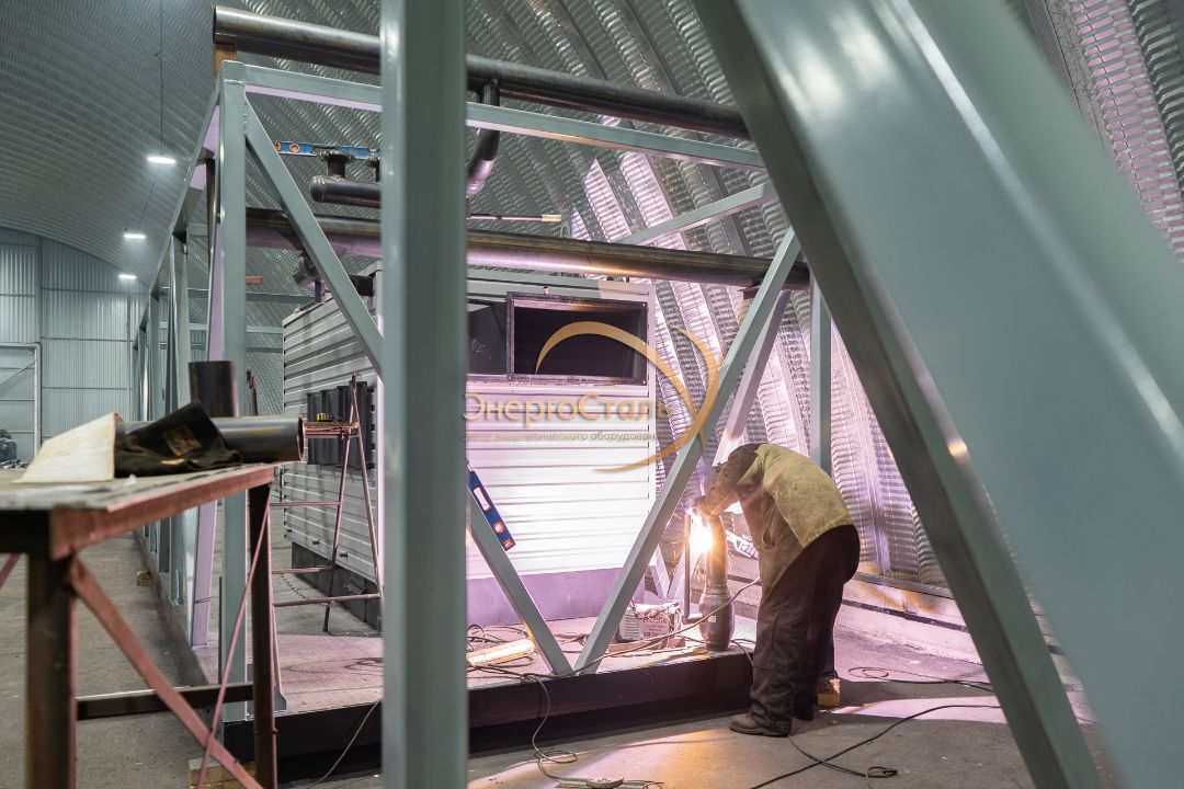 Сборка металлокаркаса и опорной рамы под водогрейный котёл КВр на заводе: сварочные работы.