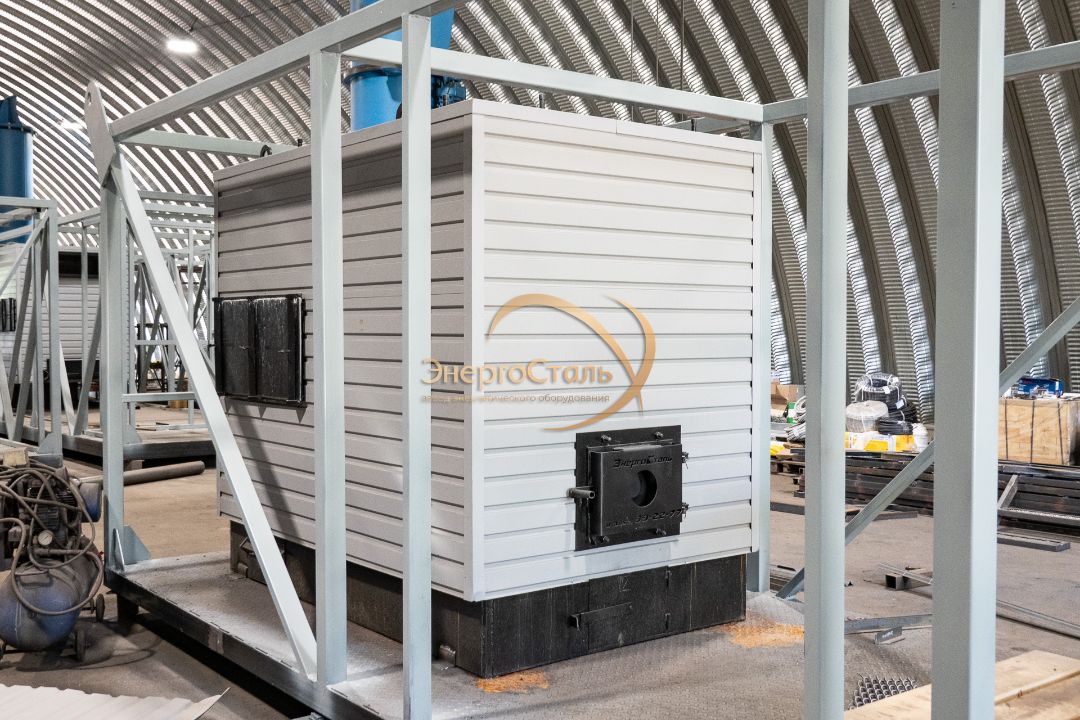 Стальной водогрейный котёл КВр на опорной раме в цехе «ЭнергоСталь» — теплоизоляция и облицовка, Барнаул.