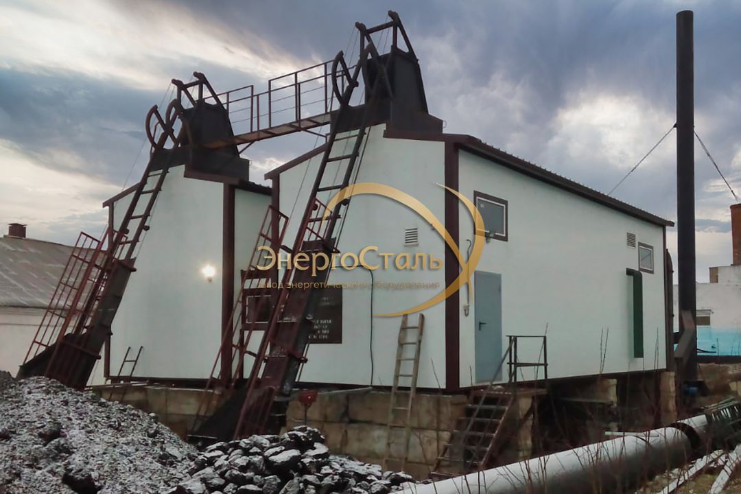 Две независимые шахты со скиповыми подъёмниками подают уголь в каждую топку КВм-2,0МВт. Система обеспечивает равномерную загрузку и защищена козырьками от атмосферных осадков — решение для эксплуатации в условиях Крайнего Севера.