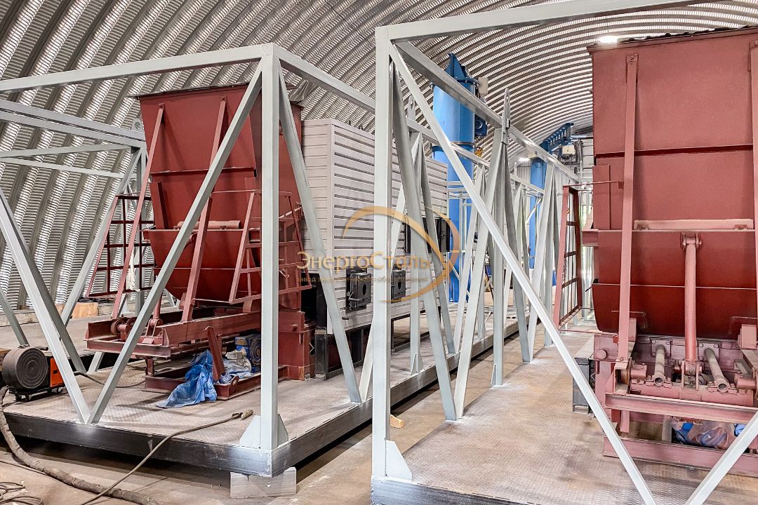 Две механические топки ТШПм в металлической обрешётке, стадия сборки МКУ в цехе.