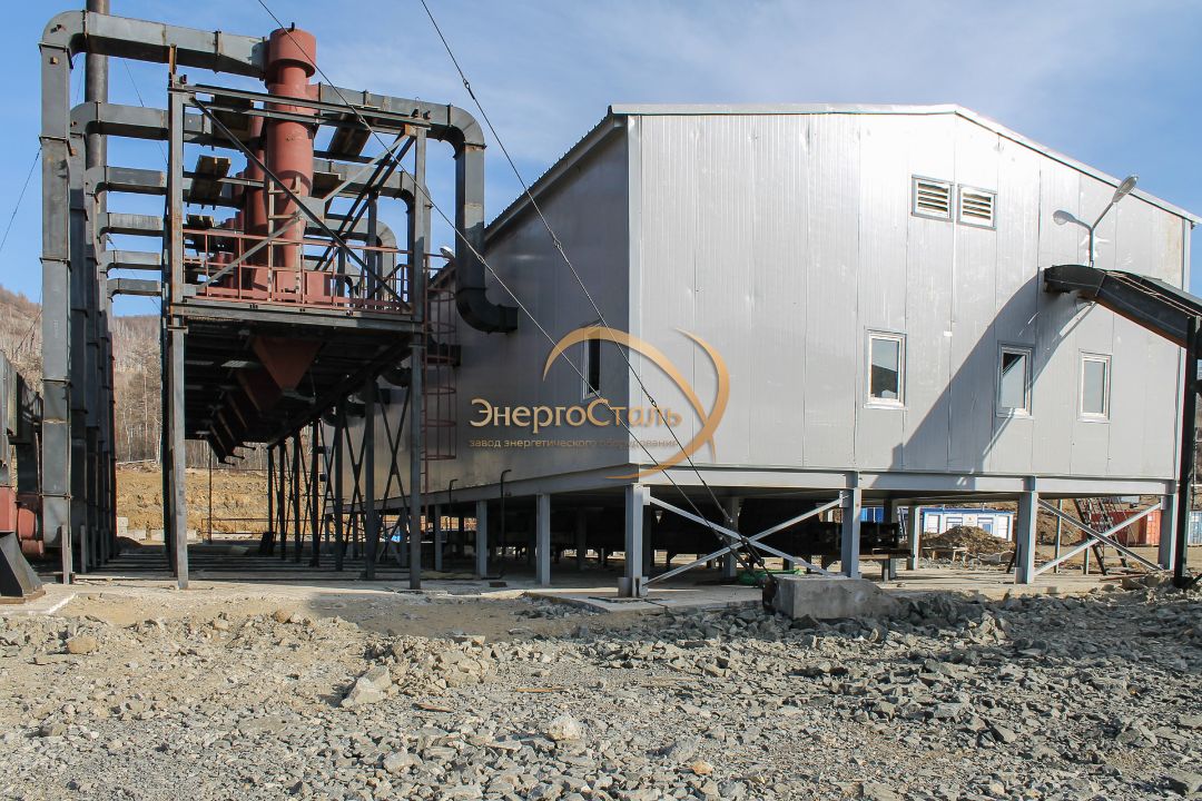 Транспортируемые модули: бак-аккумуляторы, насосные и водоподготовка на общей раме. Узлы приходят в высокой заводской готовности — на площадке остаётся подключить трубопроводы и питание.