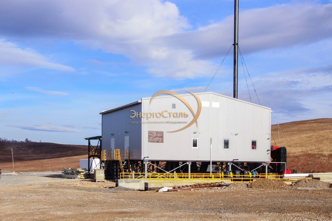 Финальный вид котельной после монтажа и пуско-наладки. Три котла КВм-1,25 МВт с механическими топками ТШПм, система АСУ ТП и газоход с растяжками.