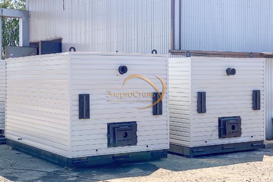 Два блок-котла КВр (безнакипная серия) на открытой площадке перед отгрузкой — готовность к монтажу.