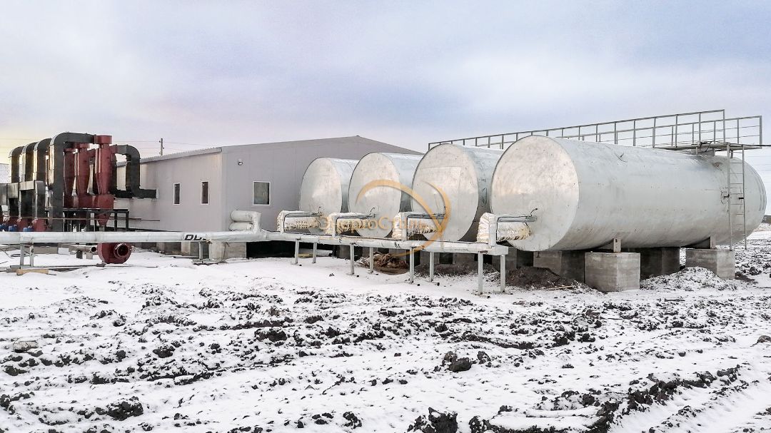 Группа горизонтальных ёмкостей для хранения угля и топлива, соединённых с подачей котельной. Вся инфраструктура выполнена в морозостойком исполнении для автономной работы при −55 °C.