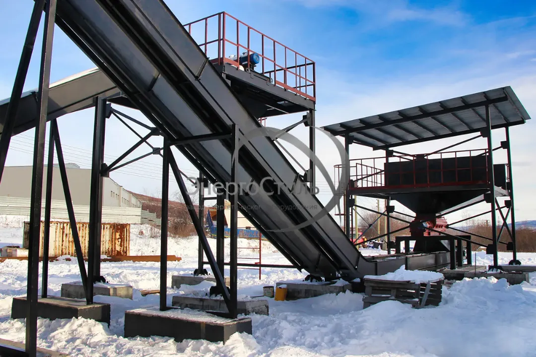 Механизированная линия подачи угля к топкам: бункер, ленточный транспортер и приёмный узел. Решение снижает трудозатраты и обеспечивает равномерную подачу топлива.