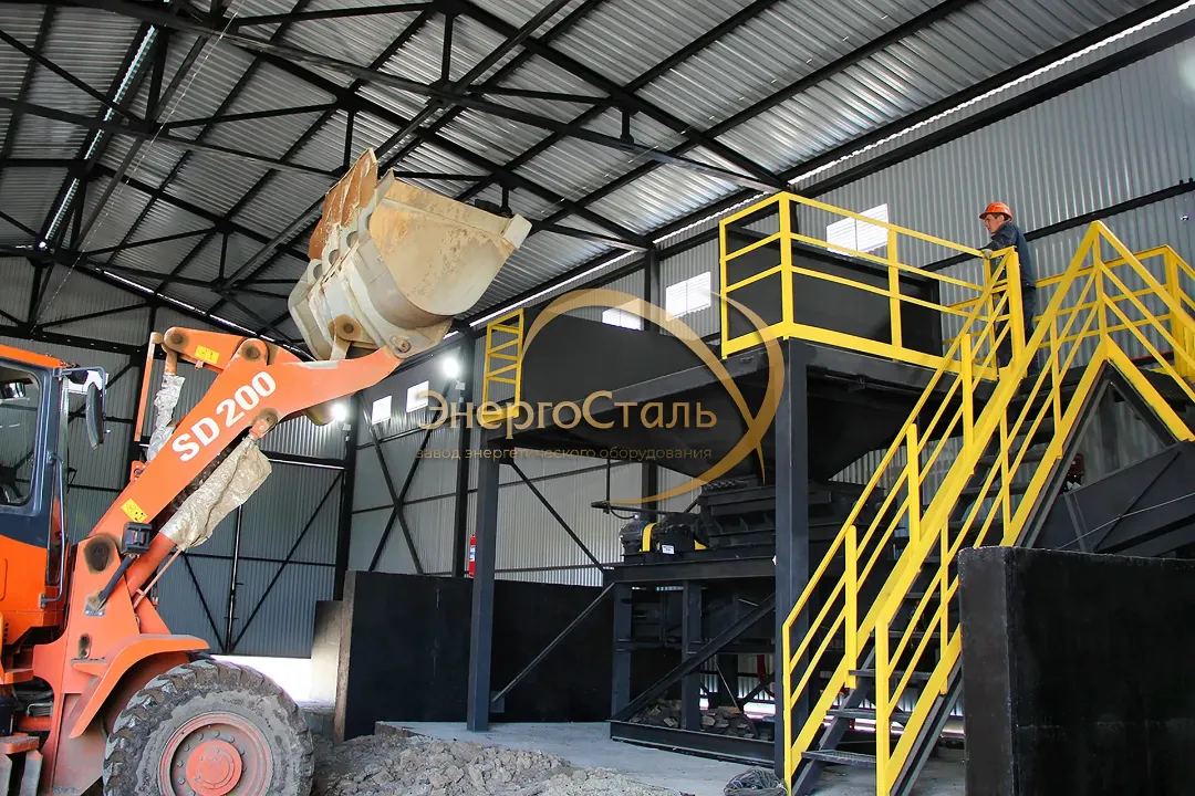 Механизированная подача (ТШПм) с лестничными маршами и ограждениями. Узел приёма угля спроектирован для удобной загрузки и ревизии.