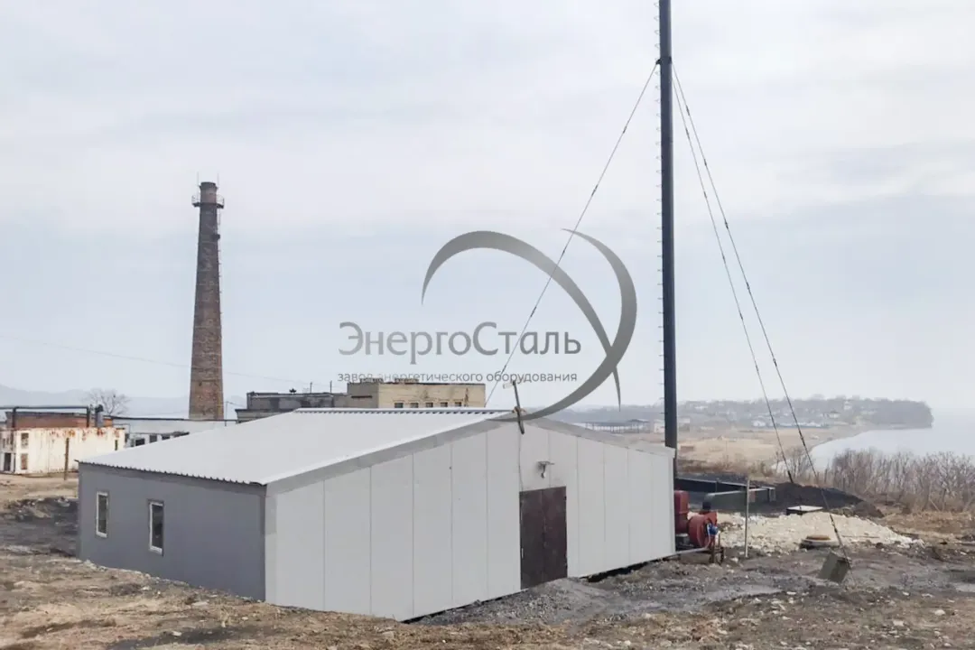 Сборка МКУ на фундаменте, установка дымовой трубы и обвязки. Быстрый ввод «до тепла» в северных условиях — компактный модульный корпус.