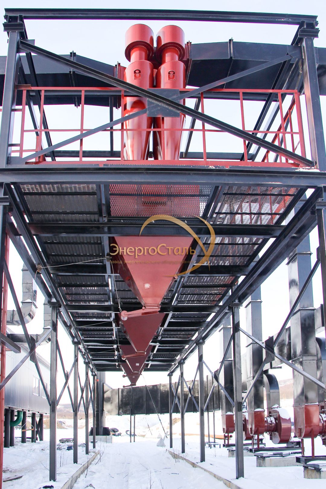 Транспортируемые модули: бак-аккумуляторы, насосные и водоподготовка на общей раме. Узлы приходят в высокой заводской готовности — на площадке остаётся подключить трубопроводы и питание.