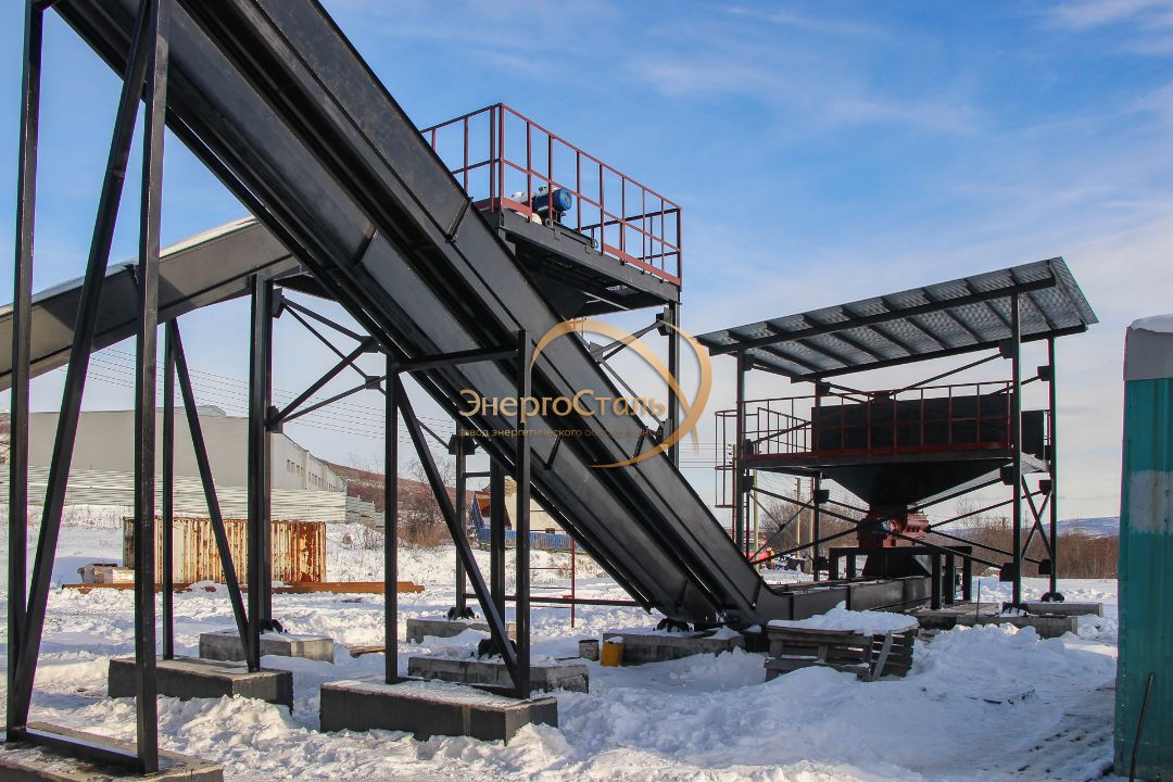 Конвейерная галерея с бункером и питателями подаёт топливо к загрузочным люкам каждого котла. Стабильная и равномерная подача для каскада из четырёх КВм-2,5МВт — минимум ручного труда и пиков по горению.