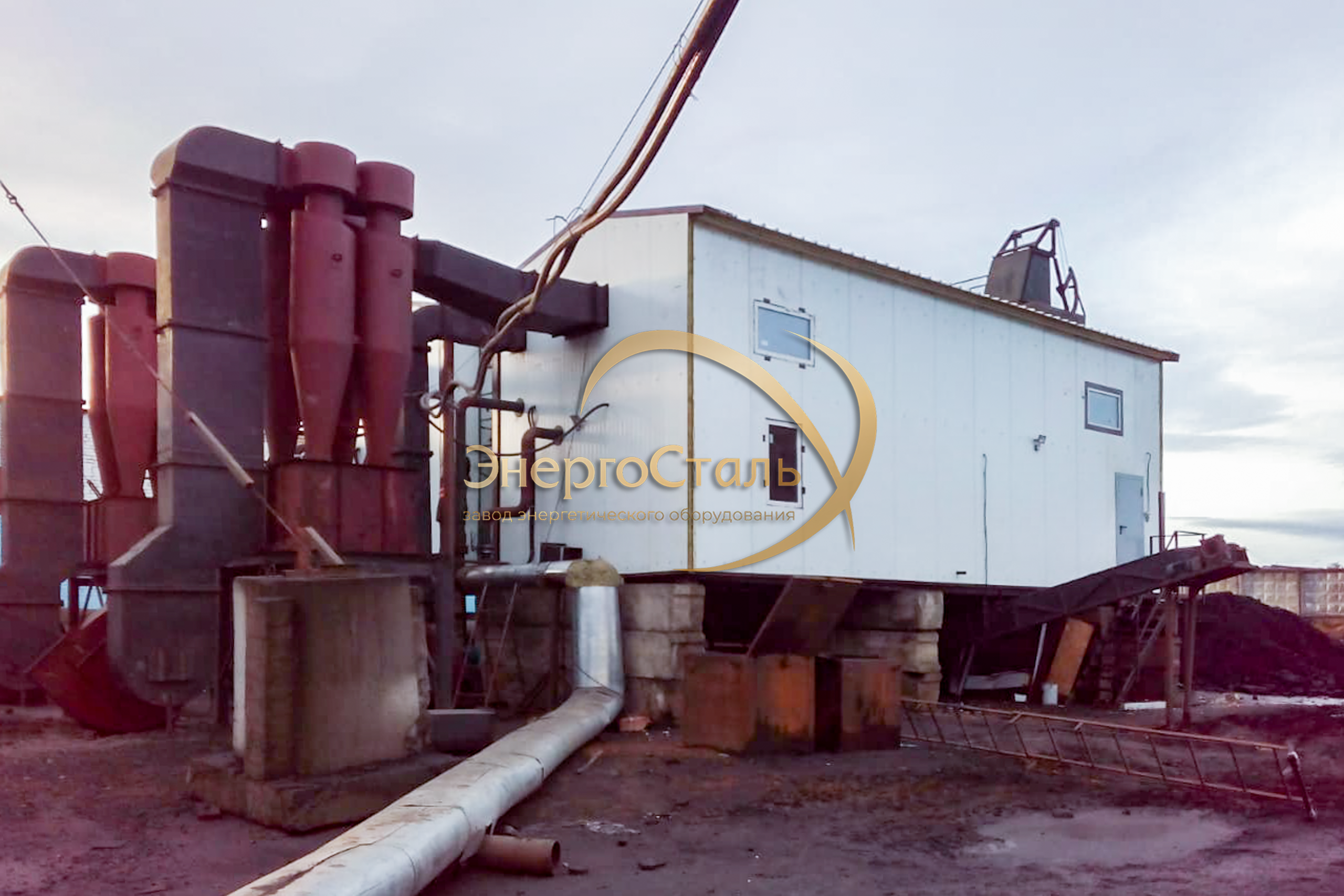Завершённая установка МКУ-4,0МВт в рабочем состоянии. Система золоулавливания, обвязка дымовых каналов и узел подключения тепловых сетей. Готова к круглогодичной эксплуатации при температуре до −55 °C.