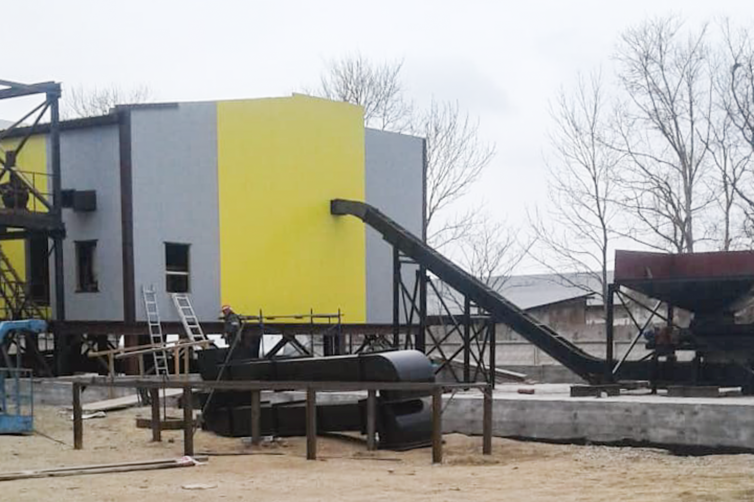 Две независимые шахты со скиповыми подъёмниками подают уголь в каждую топку КВм-2,0МВт. Система обеспечивает равномерную загрузку и защищена козырьками от атмосферных осадков — решение для эксплуатации в условиях Крайнего Севера.