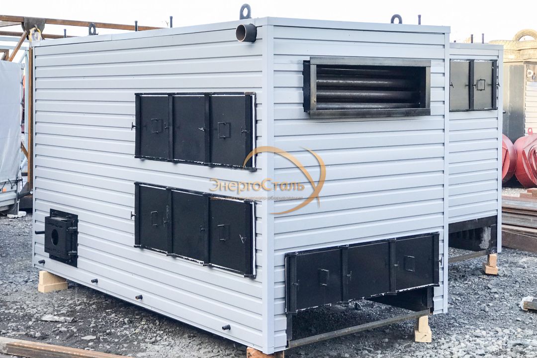 Сборка безнакипного котла КВр в цехе: корпус в лёгкой обмуровке, ревизионные лючки и дверца топки, завод «ЭнергоСталь».