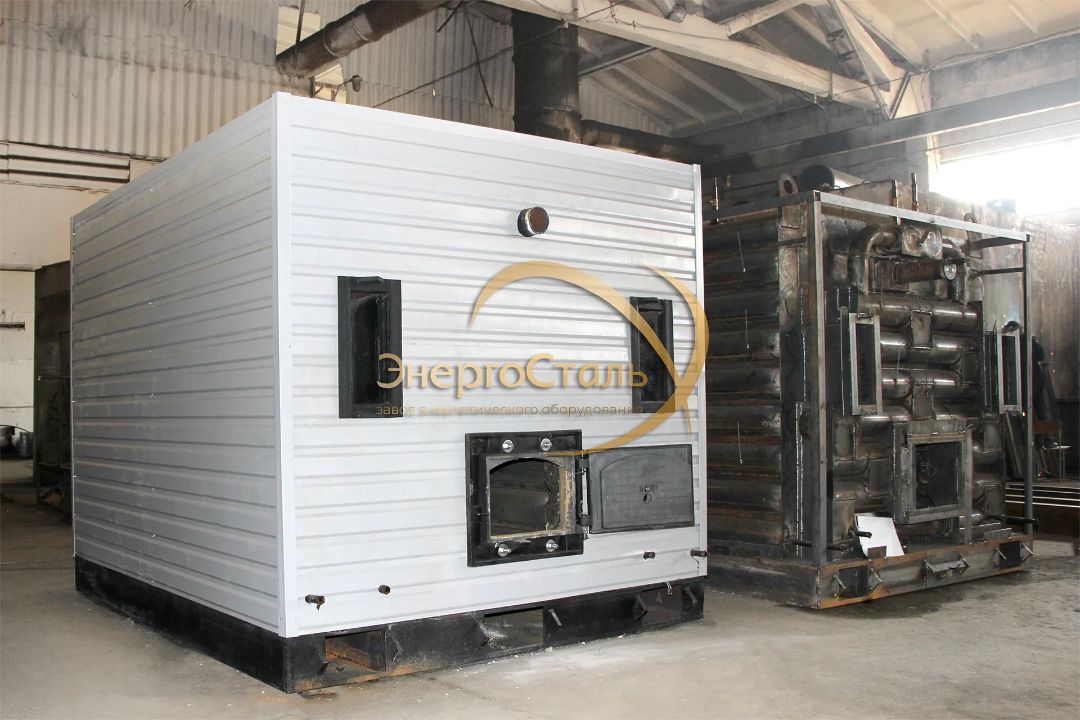 Сборка безнакипного котла КВр в цехе: корпус в лёгкой обмуровке, ревизионные лючки и дверца топки, завод «ЭнергоСталь».