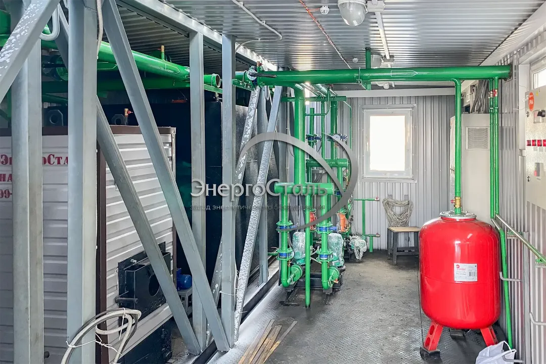 Котельная заводской готовности 0,5МВт на этапе сборки: временные стяжки двух модулей, обвязка и шкаф автоматики — завод Энергосталь