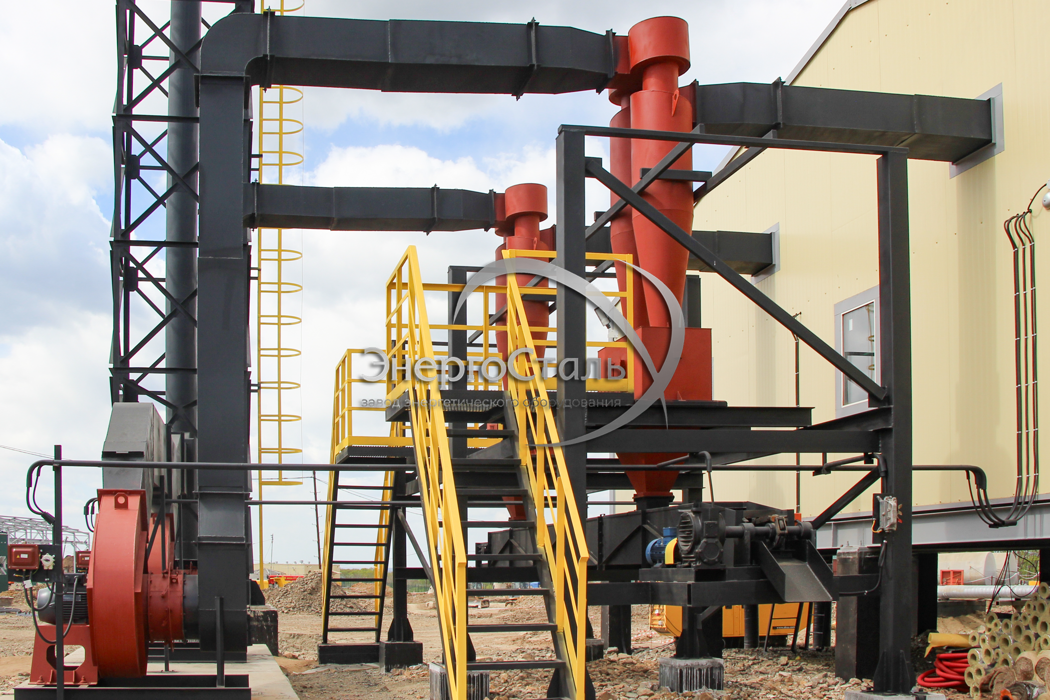 Узел золоуловителей/мультициклонов с дымососами обеспечивает устойчивое разрежение и снижение пыли на выходе, соответствуя проектным нормативам по выбросам.