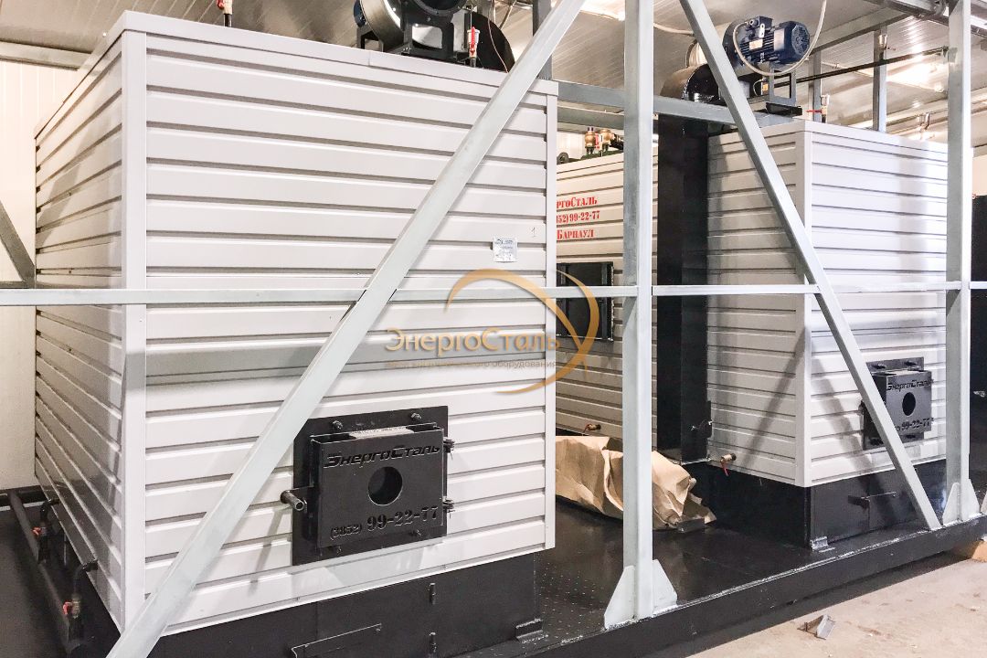 Несколько котлов КВр в модульном блоке на раме, подготовка к отгрузке, завод «ЭнергоСталь», Барнаул.