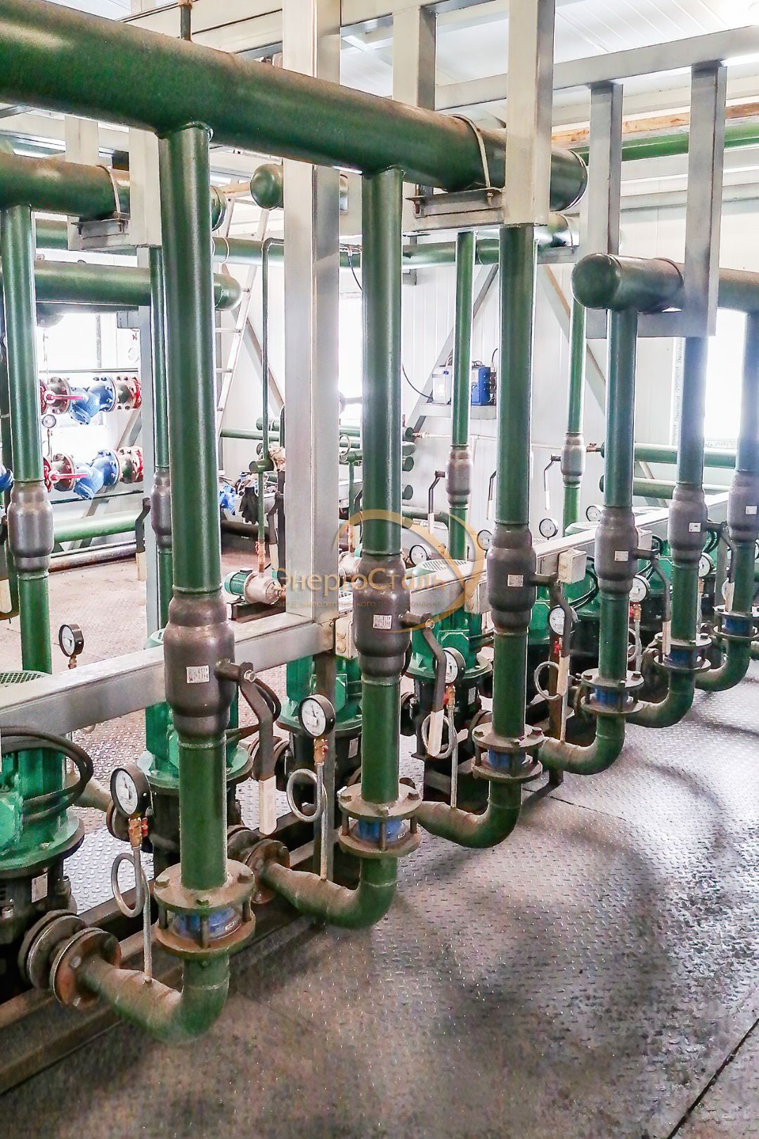Современная система трубопроводов, запорной арматуры и автоматических клапанов. Всё оборудование смонтировано по стандарту «готово к пуску» — точные коллекторы, термометры и датчики давления.