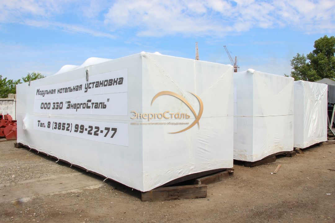 Модули модульной котельной 3,48 МВт в термоусадочной плёнке на площадке «ЭнергоСталь». Маркировка и подготовка к погрузке для дальних перевозок по РФ и СНГ.
