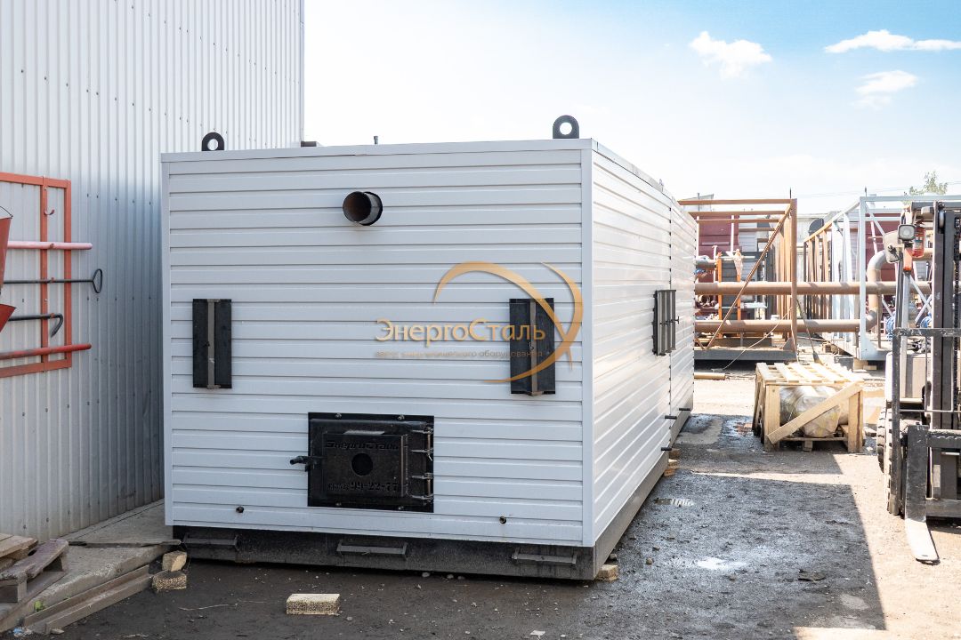 Готовый к отправке безнакипный котёл КВр, патрубки вывода дыма и вентиляции, транспортировочные проушины.