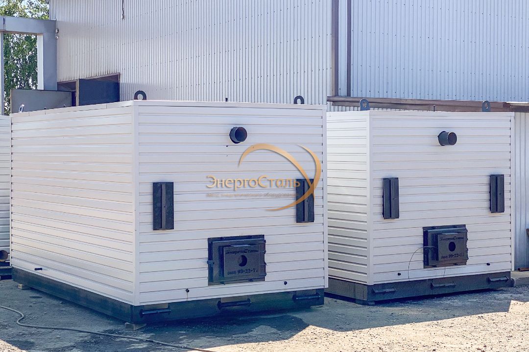 Две модульные установки безнакипных водогрейных котлов КВр на площадке перед испытаниями, контейнерное исполнение.