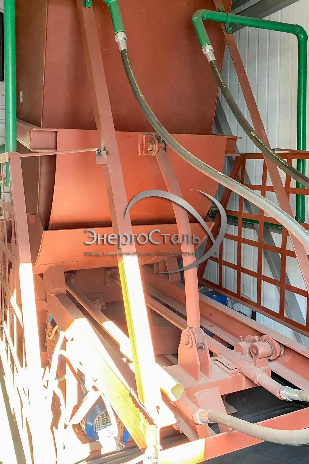 Упаковка усилена под многократные перегрузы, партии разбиваем под «окна» навигации. Возим автонегабаритом, железной дорогой, через Северный морской путь, по зимникам и речной навигации. МКУ-0,8МВт стабильно доходит до Арктики и Дальнего Востока.