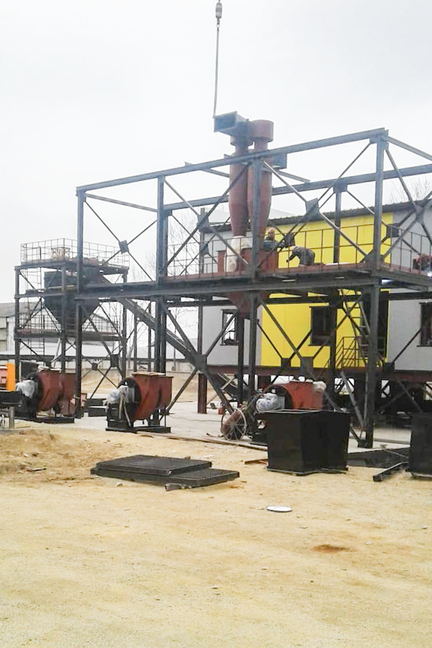 Завершённая установка МКУ-4,0МВт в рабочем состоянии. Система золоулавливания, обвязка дымовых каналов и узел подключения тепловых сетей. Готова к круглогодичной эксплуатации при температуре до −55 °C.