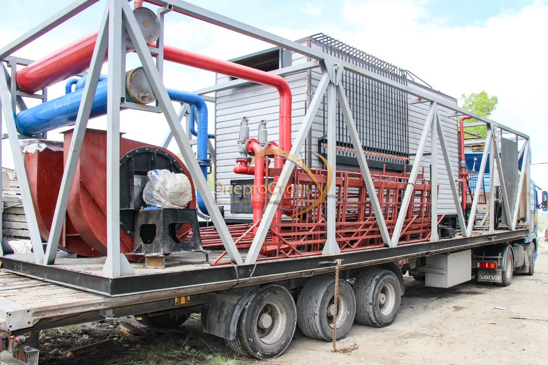 Двухпролётный тёплый блок МКУ-10МВт на металлических опорах. Под корпусом — магистральные коллекторы и обратка; высота позволяет безопасно вести эксплуатацию при снеговых заносах и промерзании грунта.