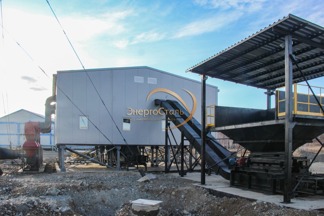 Модульная котельная 3,75 МВт, поднятая на металлокаркасе с бетонным основанием для защиты от вечной мерзлоты и паводков. Полная заводская сборка и готовность к пуску при −50 °C.