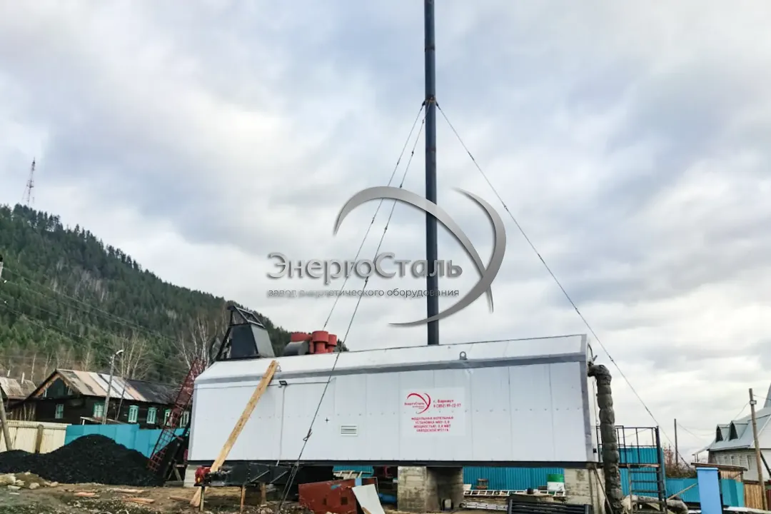 Единый тёплый модуль с заводской обвязкой: угольная МКУ-0,8МВт с механизированной (ТШПм) или ручной подачей — по ТЗ. Доступные точки ревизии, понятная индикация и защиты. Обслуживается штатной бригадой, расходники — в доступной номенклатуре по РФ.