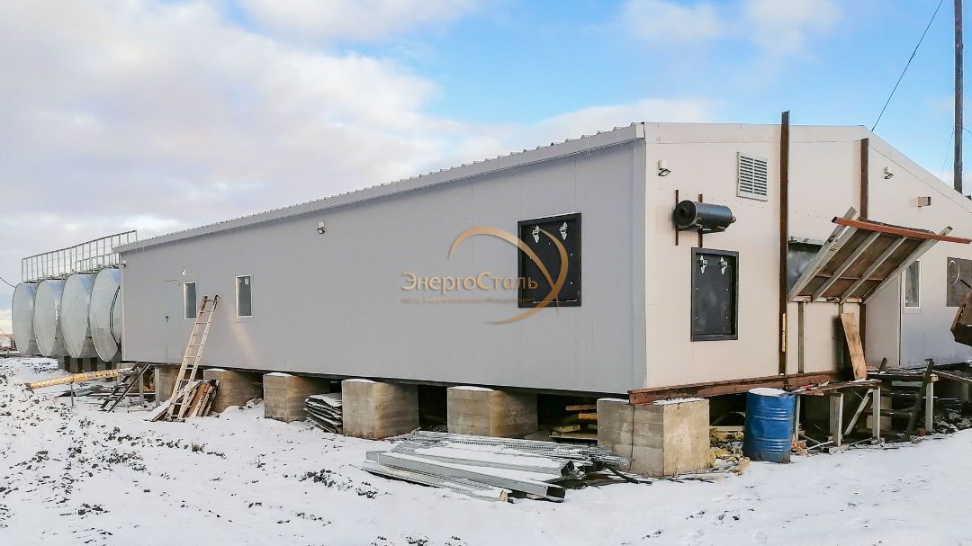 Главный блок котельной на свайном основании. Панели с утеплением и двойной герметизацией, стойкость к штормовым ветрам и пыли. Заводская готовность, установка в приморских условиях с постоянным ветровым давлением.