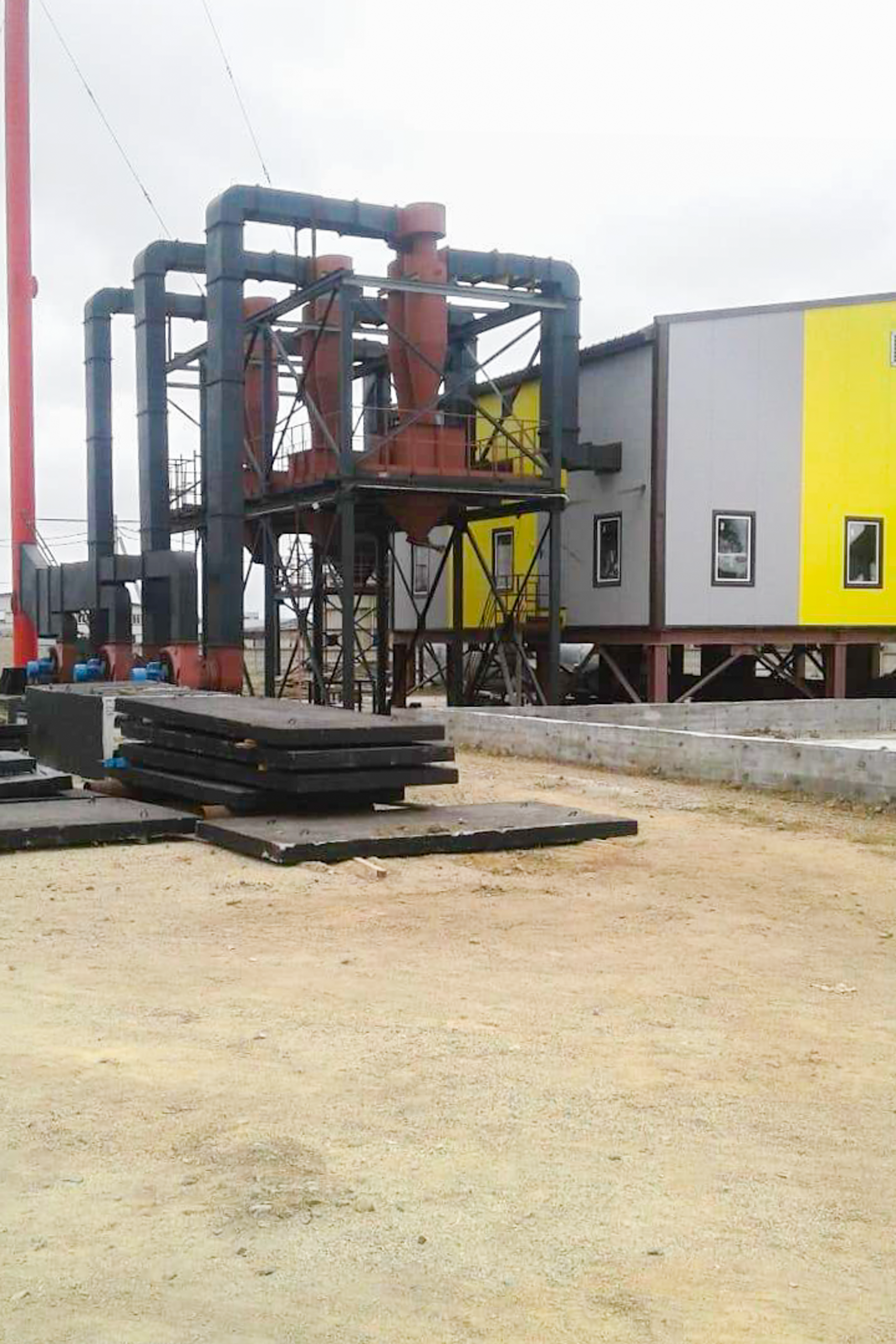 С тыльной стороны видна пара циклонов, дымососы и газоходы. Конфигурация — N+1, с резервированием дымоудаления и встроенными искрогасителями. Всё оборудование смонтировано на монолитном основании.