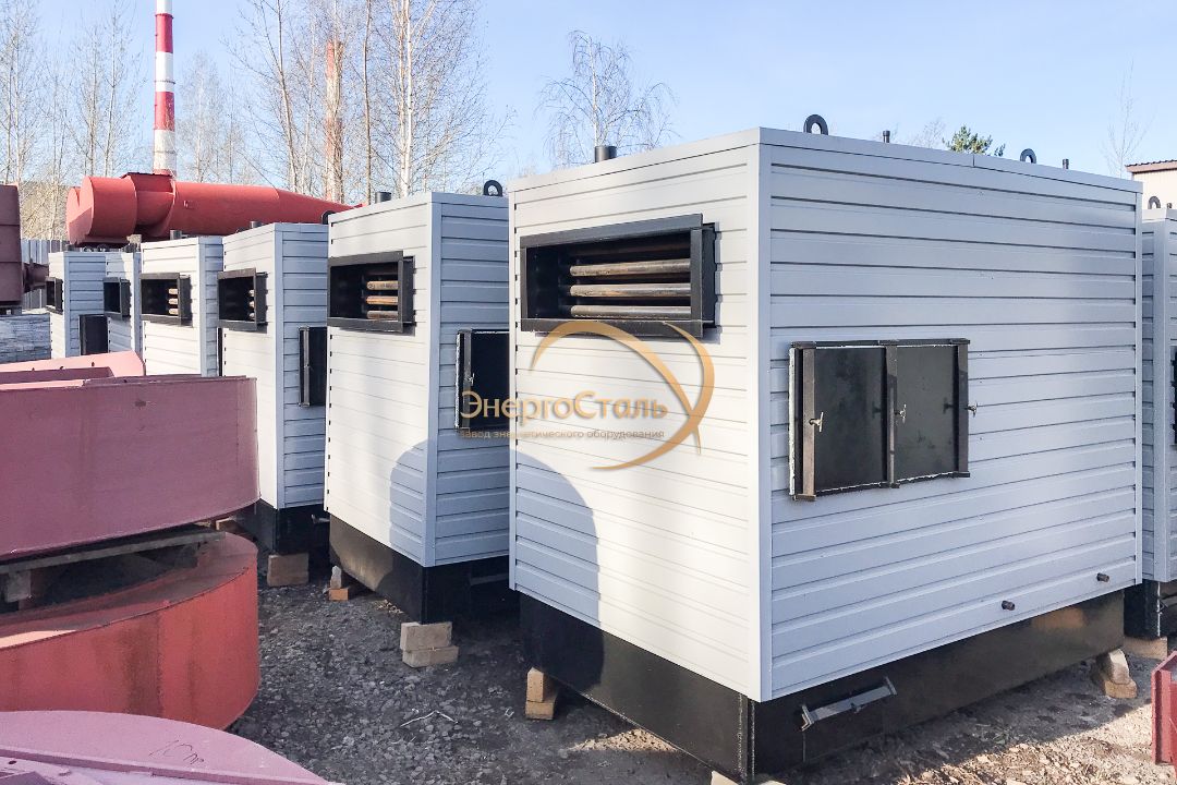 Несколько водогрейных котлов КВм на территории завода «ЭнергоСталь», модули готовятся к отгрузке.