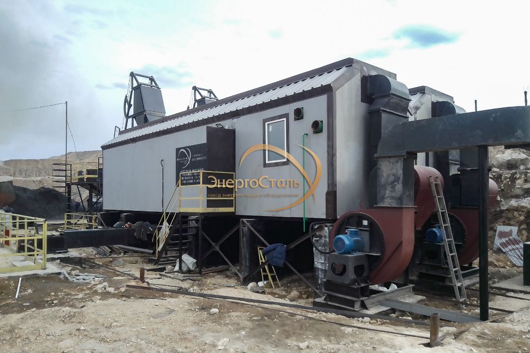 Блок котельной в тёплом кожухе, поднят на бетонные тумбы для работы на промёрзшем грунте. Видны сервисные двери, наружный теплообменный узел и площадка обслуживания — доступ ко всем узлам круглый год.