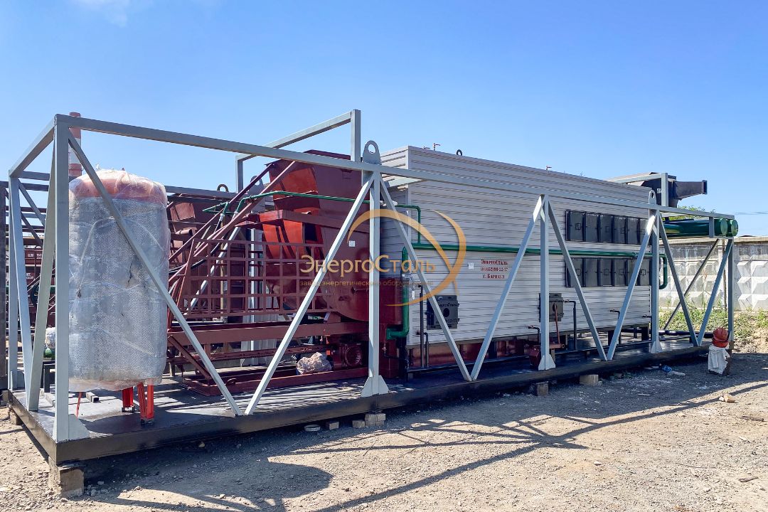 Готовый блок-модуль МКУ с котлом КВм-2,5МВт и топкой ТШПм-2,5МВт на транспортной раме, площадка завода.