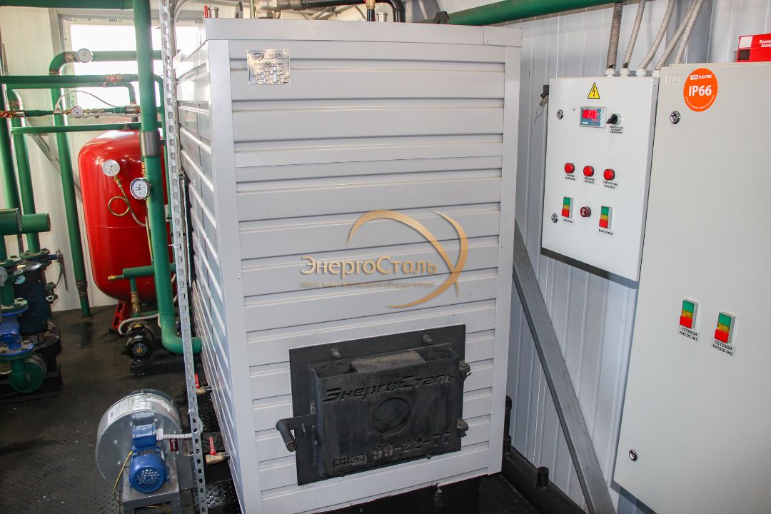 Водогрейный котёл КВР-0,25МВт для блочно-модульной котельной: фронтальный люк, вентилятор наддува — ООО ЗЭО ЭнергоСталь