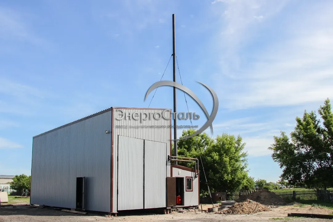 Корпус модульной котельной МКУ-1,26МВт с установленной дымовой трубой, конфигурация два котла КВр-0,63МВт