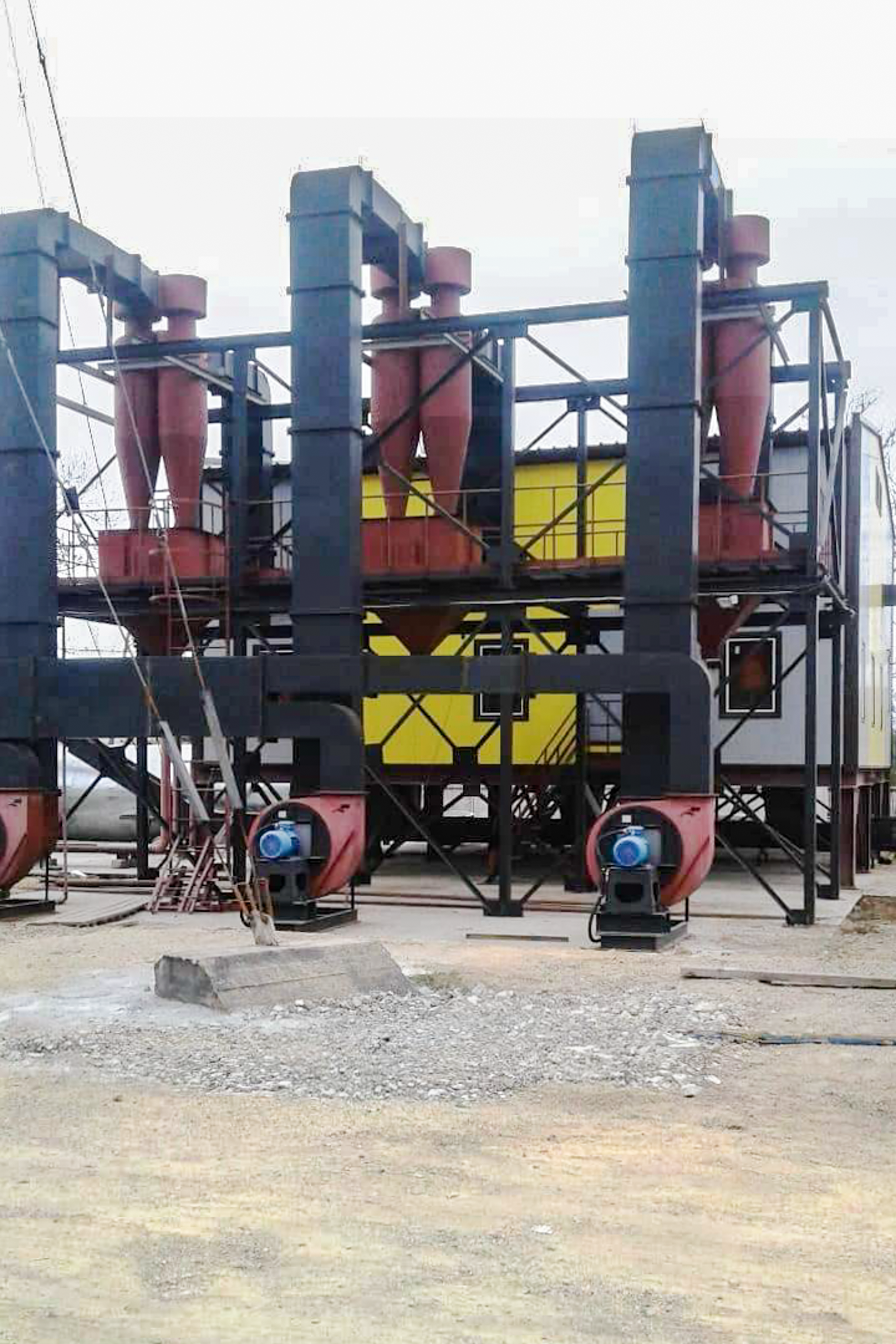 Объект заводской сборки с маркировкой и паспортом. Видно технический блок с окном оператора и лестничный марш для обслуживания загрузочного узла. Все элементы защищены порошковым покрытием от коррозии.