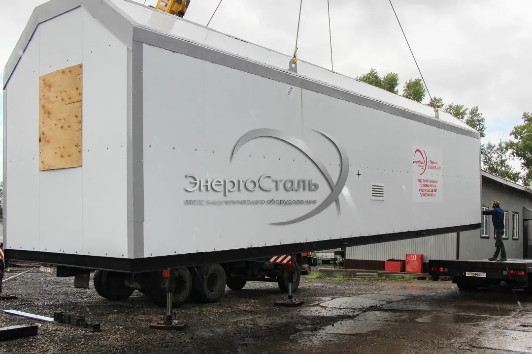 Контейнерная модульная котельная 0,8МВт (КВм-0,8) в заводской готовности. Корпус утеплён, узлы смонтированы — остаётся поставить на фундамент и подключить сети. Габариты рассчитаны под автонегабарит и ж/д платформу. Доставка по всей РФ и СНГ, включая северные регионы.